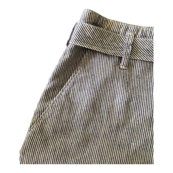 ABERCROMBIE & FITCH
Navy blue and white pinstripe shorts, matching belt - Picture 3 of 7